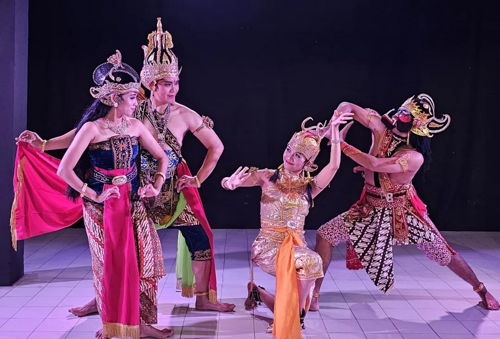 Traditional Khmer Dance Performance Show In Battambang