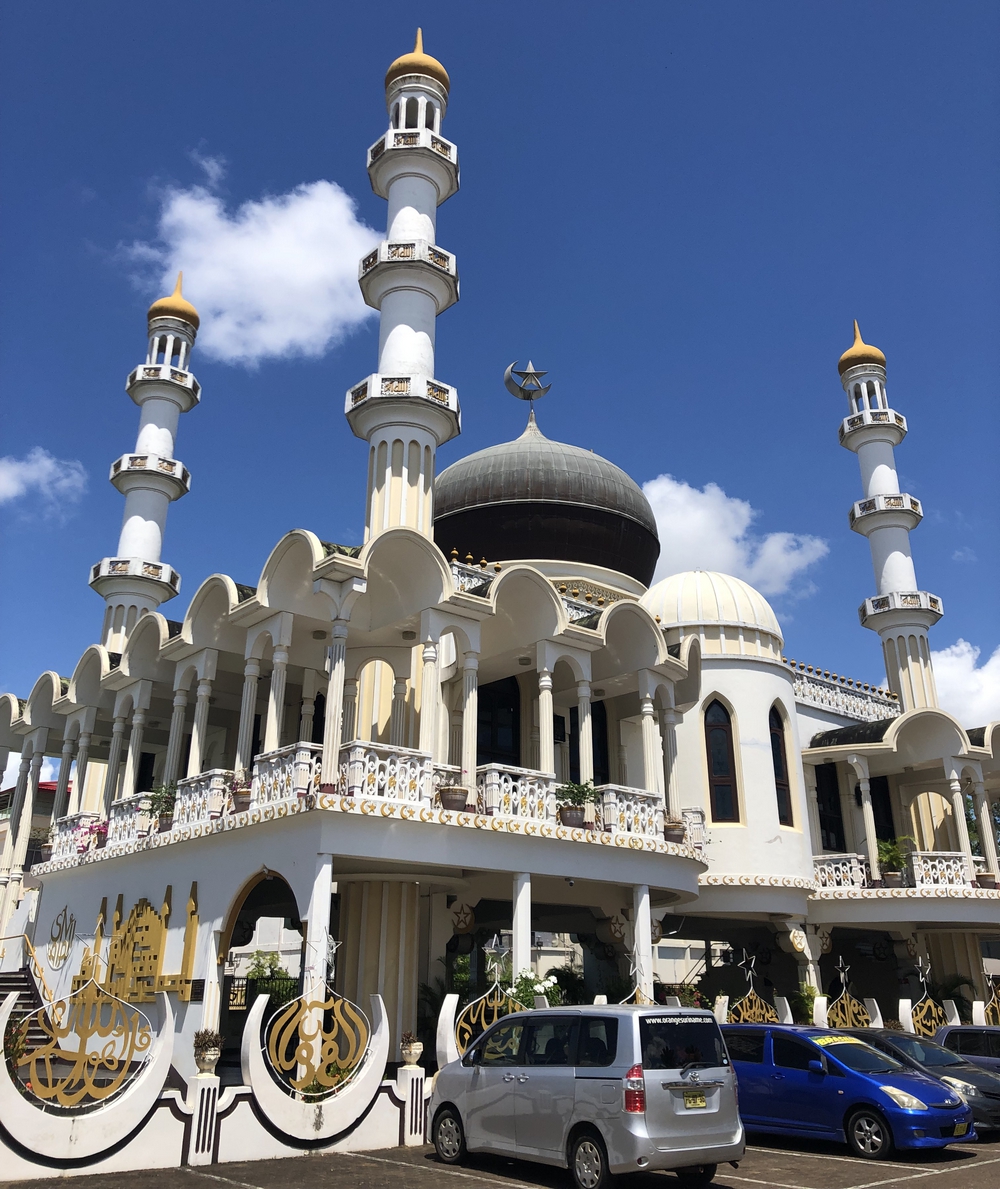 The Grand Mosque of Paramaribo (Moskee Keizerstraat), right in front of the Jewish synagogue.