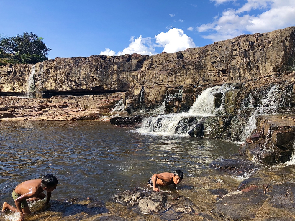 Orinduik Falls - Guyana - Local kids swimming with tourists